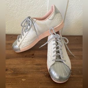 Metallic toe adidas superstar